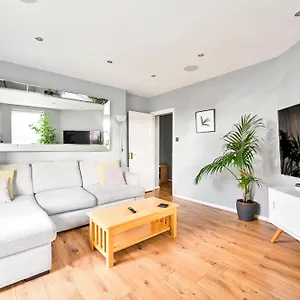 Cosy 1-bed E15, Sleeps 4, 1 Min From Tube Station Near O2 Arena Apartment